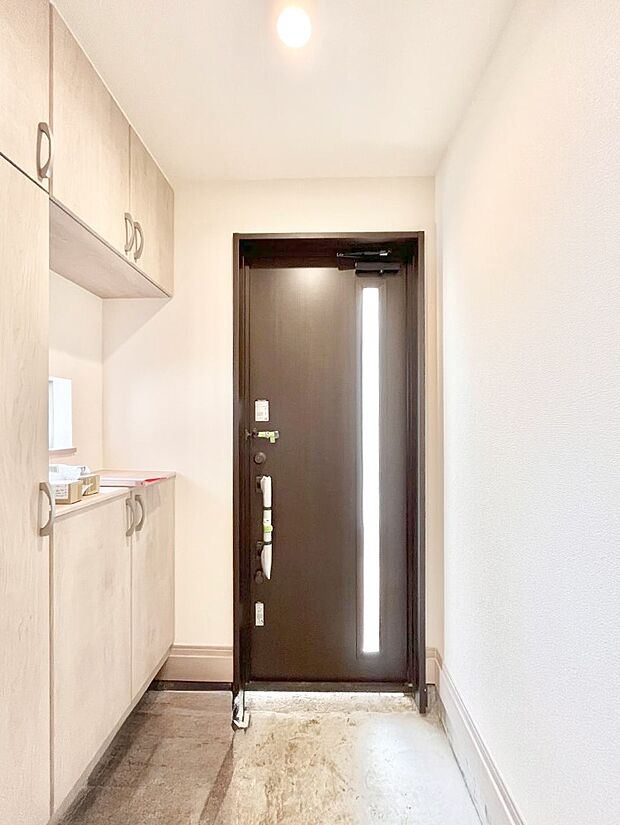 【玄関】飾り棚を利用して、お越しいただくお客様をおもてなしできます。