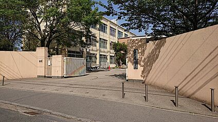 京都市立西京極中学校 560ｍ(徒歩7分)