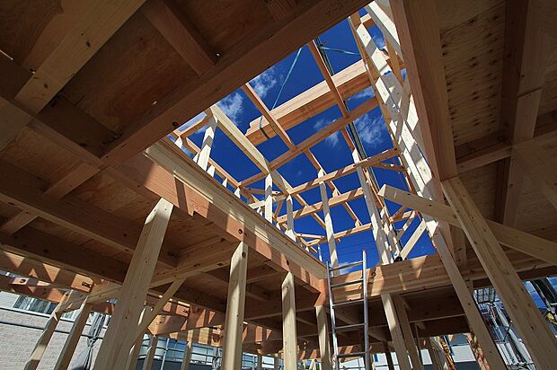 【木造軸組み工法】木造軸組工法とは、在来工法とも呼ばれ、日本古来より伝わる工法です。
日本の住宅には最も多く採用されている工法で、設計上の制限が少なく、自由度が高いというメリットがあります。
狭小地や変形地でも、土地形状に合わせたプランニングや、大きな窓の取入れも可能です。
また、将来的にリフォームをする際にも比較的にプランニングの変更などを行いやすい構造です。