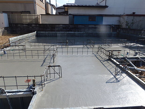 【耐震性・防湿性を高める基礎工事】一体化し、大きな面で家の重量を支える方式です。
また、1階床面積全面がコンクリートで覆われている為、地中からのシロアリの侵入を防ぐことができ、地面から上がってくる湿気も防ぐことが出来るというメリットがあります。