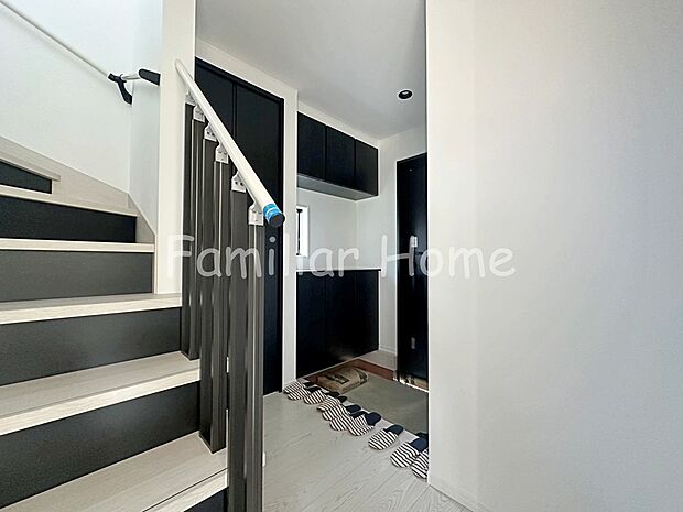 玄関　ダウンライトの光がクロスとフローリングを照らし、家族とお客様を出迎えます