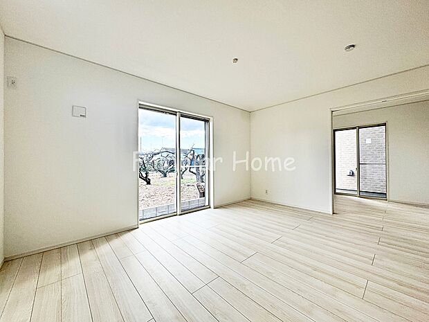 【リビング】LDK　自然光が広がる2面採光の居心地のよいリビングです。