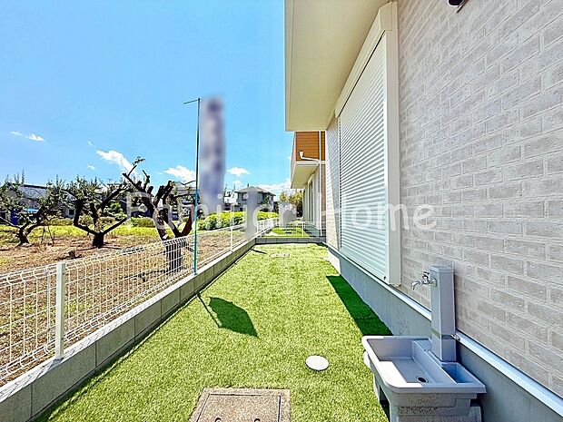 【庭】庭　外構を美しく飾るのも戸建住宅ならではの愉しみ。緑を感じることが出来るお庭付きです。