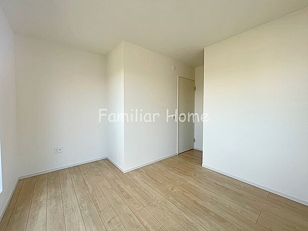 【洋室(主寝室)】主寝室　広々とした7.7帖の空間でゆっくりお休み頂けます。