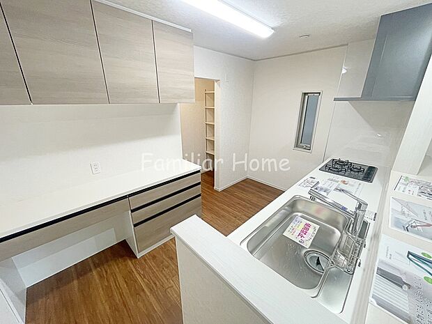 【カップボード】キッチン システムキッチンとコラボした美しく機能的なカップボード(バックカウンターキッチン)。お料理に欠かせない電化製品も、食器類も、キッチン内部に綺麗に収まります。