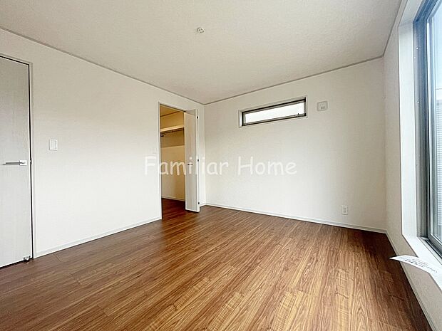 【洋室】居室 全室2面採光の光が降り注ぐ洋室。