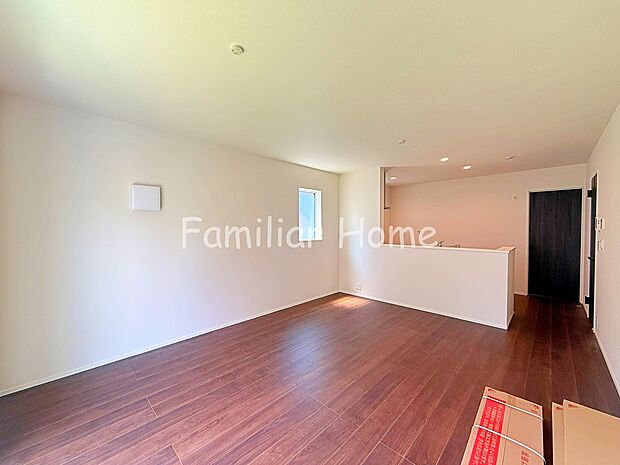 【LDK】LDK　シンプルで美しいデザインのリビングは、お好みのインテリアにコーディネイトしやすく、家族がやすらぐ癒しの空間が作れます。