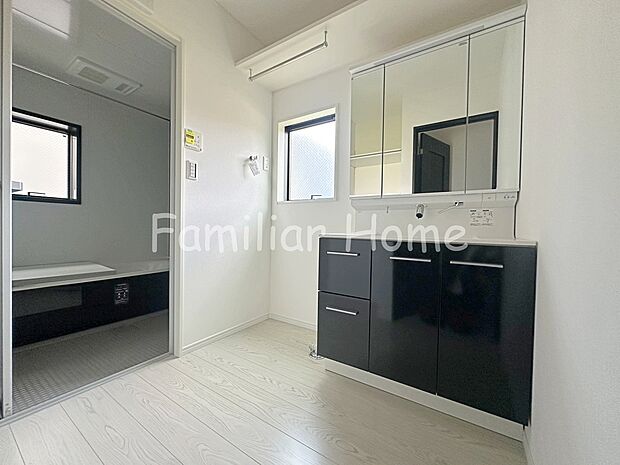 【三面鏡洗面台】洗面所　身支度に便利な三面鏡。鏡を開くと収納になっていてすっきりとした空間にすることができます。