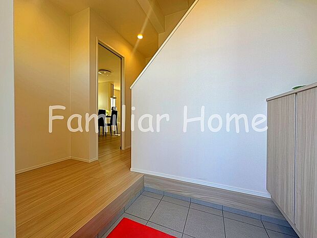 【玄関収納】玄関 収納付きの玄関ですっきり片付けることが出来ます。