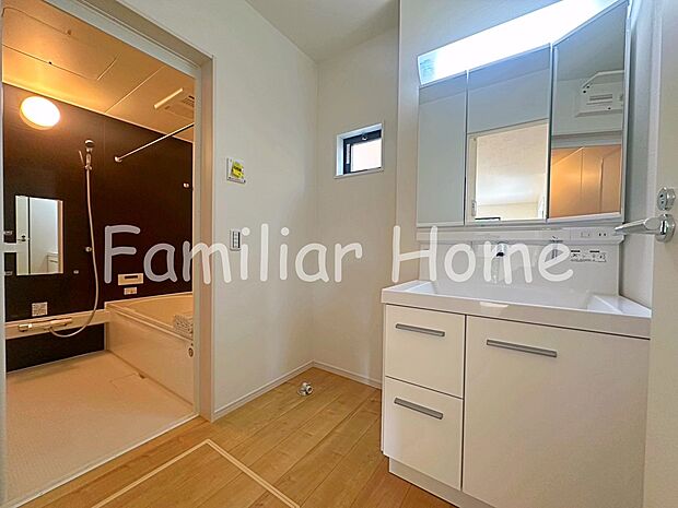 【洗面所】洗面所　身支度に便利な三面鏡。鏡を開くと収納になっていてすっきりとした空間にすることができます。