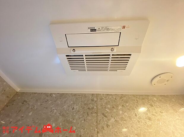 【浴室暖房乾燥機】梅雨の外干しが出来ない時期や花粉の気になる季節に役立ちます。
また、暖房機能は冬の寒い時に温かい浴室で入浴は可能です。
