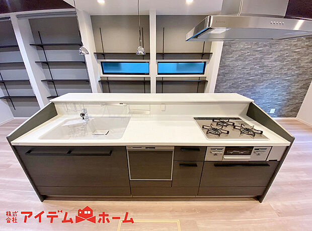 【キッチン(1号棟)】ダイニングを見渡せる、
使い勝手の良いシステムキッチン。
ダイニングとの空間のつながりが、
スペースのゆとりを生み出します♪
