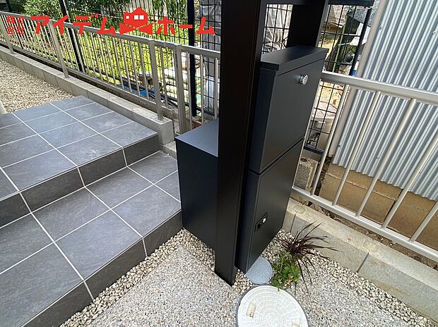 【宅配BOX】出かけていても、荷物が受け取れる宅配BOX。
再配達の依頼連絡など、手間省けて便利です。