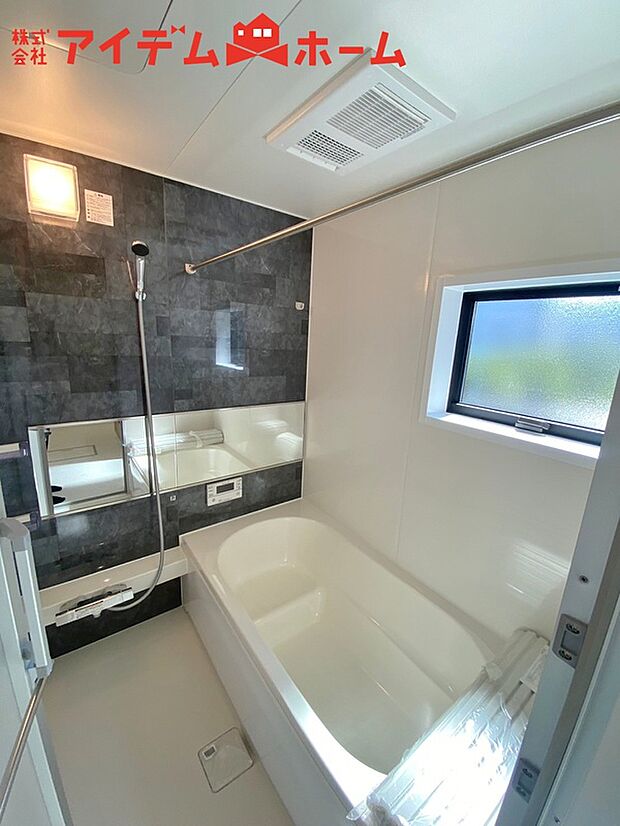 【浴室(2号棟)】賃貸にはない、1坪タイプのバスルーム。
ゆったり足が伸ばせるので、毎日の疲れを癒やせます。
ご家族みんなでも入れます♪
浴室換気乾燥暖房機付きで浴室内干しも可能!