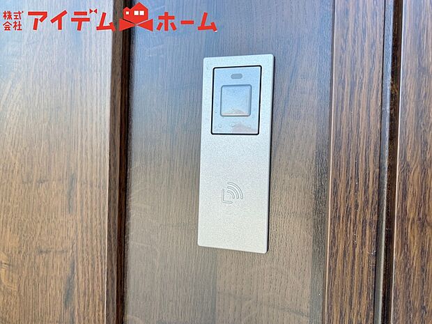 【タッチキー】手が塞がっている時にさっと開錠できるタッチキー。
また、鍵穴を見つけづらくピッキング被害に遭いにくい事と、鍵の複製も簡単ではないため防犯にも役立ちます。
