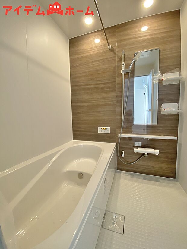 【浴室】賃貸にはない、1坪タイプのバスルーム。
ゆったり足が伸ばせるので、毎日の疲れを癒やせます。
ご家族みんなでも入れます♪
浴室換気乾燥暖房機付きで浴室内干しも可能！
