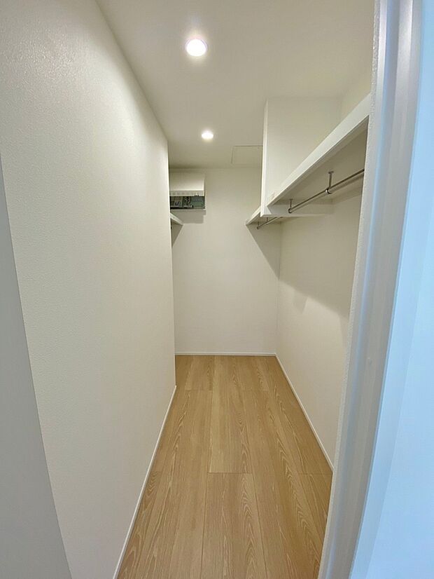 【ウォークインクローゼット】ウォークインクローゼットのある住まいで
収納上手な生活を実現！衣類だけでなく、
箱物や思い出の品もたっぷり収納できますので、
整理整頓もスムーズに。居室空間をより広々と使えます！