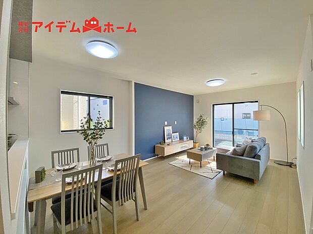 【リビング(1号棟)】大きく開いた窓からは、明るい陽射しが射し込みます。
爽やかな風が吹き抜ける心地良いリビングには、
自然と家族が集まります。