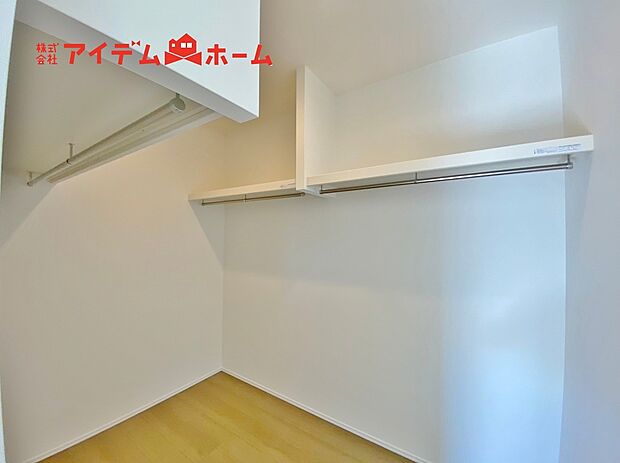 【ウォークインクローゼット(1号棟)】ウォークインクローゼットのある住まいで
収納上手な生活を実現!衣類だけでなく、
箱物や思い出の品もたっぷり収納できますので、
整理整頓もスムーズに。居室空間をより広々と使えます!