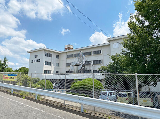 豊田市立梅坪台中学校(約880m)
