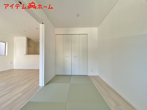 【和室】来客の際には、LDKと和室の間の扉を開け、
開放感あふれる空間に！
どちらの居室にも窓がある為、
リビング全体が明るい陽光に包まれます。
