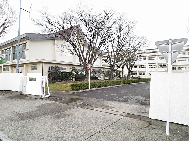 西尾市立西尾中学校（約1,800m）
