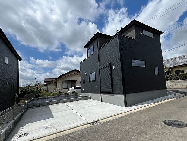 シックで落ち着いたモダンな外観です