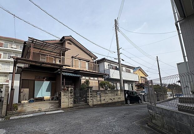 現況のお写真です。お引渡しは解体後更地渡しとなります。