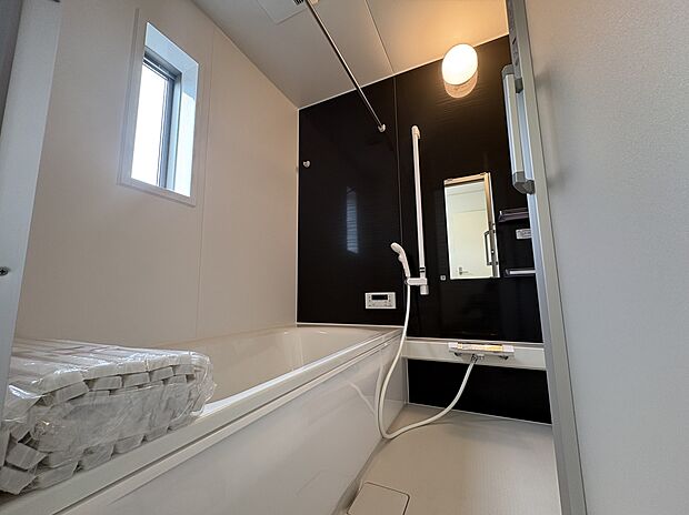 【浴室乾燥機】雨が続きやすい梅雨の時期や、洗濯物が乾きづらい冬などに活躍する浴室乾燥機能。急な洗濯物にも大変便利な機能です。物干し竿がついているので、ハンガーをそのままつるして乾かすことができます。