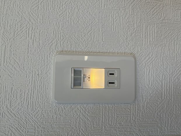 【人感センサーライト】廊下に設置されている人感センサーライトは、優しい光がつきます。夜間、廊下を通る時も眩しくなく、さらに一定時間経過で自動的に消灯するので消し忘れもない便利な設備です。