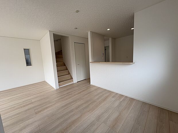 【南面のLDK】南面に大きな窓のあるLDKは陽当たり良好です