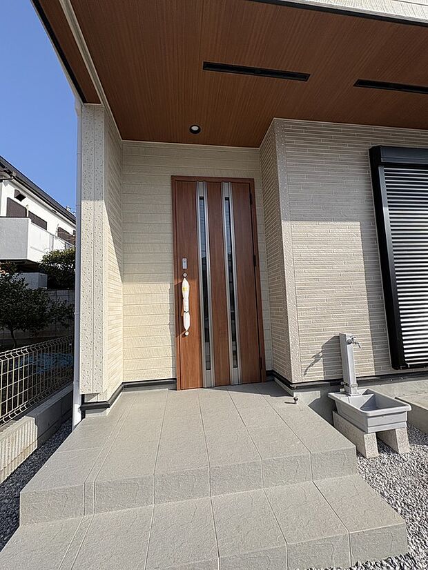 【広々玄関ポーチ】雨の日も安心な、広めの玄関ポーチ。ベビーカーや三輪車など、お子さまの乗り物も置ける十分な広さがあります