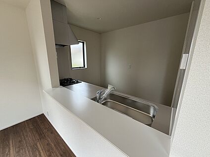 カウンター付きのキッチン