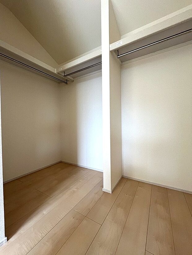 【お洋服選びが楽しくなるWIC】お洋服全体を見ながら、選ぶことができるので毎日のお着換えの時間が楽しくなります。また、畳まずに吊るすことができるので手間が減り、楽になるだけでなくシワになりやすいお洋服も綺麗に収納できます。