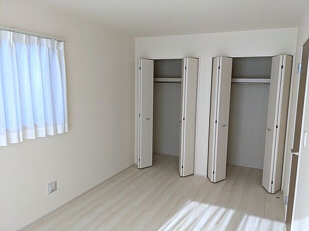 【各居室の収納もバッチリ】各居室に大きな収納があるので、スッキリお使いいただけます。クローゼットの中に棚があるので、整理整頓もバッチリです。