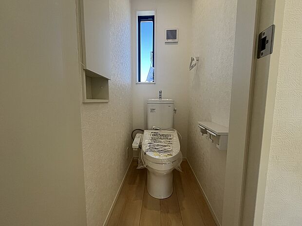 【トイレにも使いやすいこだわり】トイレにも収納がついているので、サニタリー用品やお掃除などを収納し、見た目も使い勝手も良くご使用いただけます。