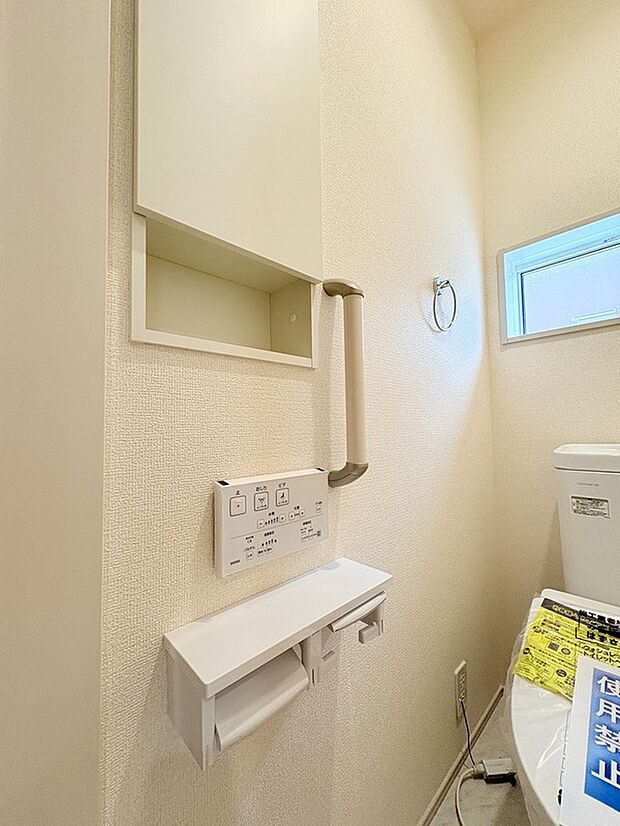 【トイレ収納】サニタリー用品やお掃除道具などをスッキリ収納できるトイレ収納付き。扉がついているので、来客があっても人目をつかないのも嬉しいポイントです。