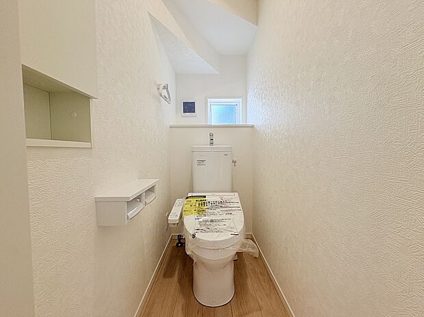 【トイレ】トイレにも収納がついているので、サニタリー用品やお掃除道具などを収納することができます