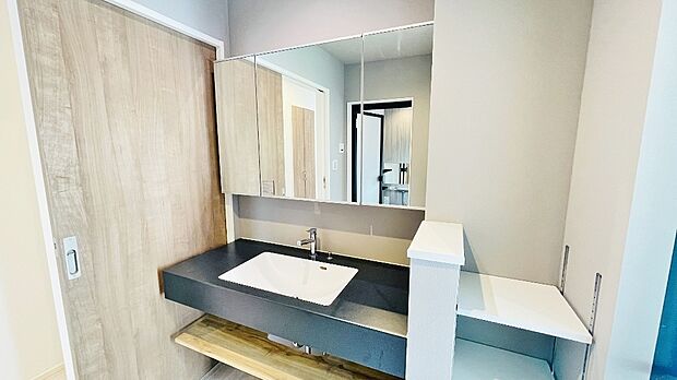 【洗面室】洗練されたデザインのおしゃれなワイド仕様洗面化粧台。1.25坪の広々とした空間が、贅沢なひとときを演出します。