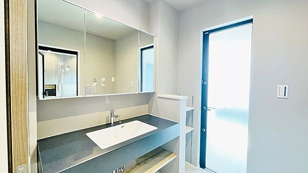 【洗面所】快適さと美しさを兼ね備えた洗面所で、上質なライフスタイルをお楽しみください。