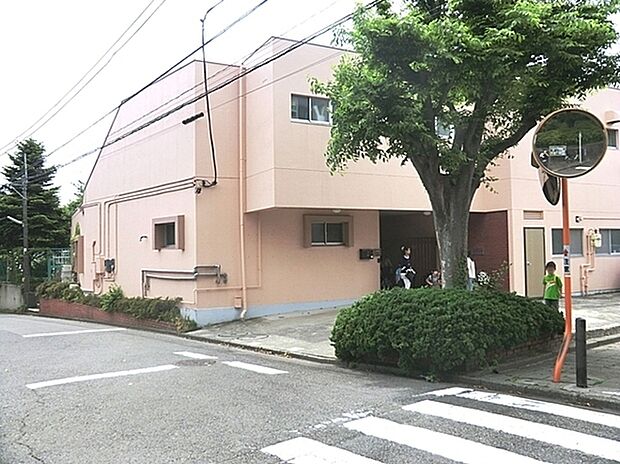 東洋英和女学院大学付属かえで幼稚園（約910m）