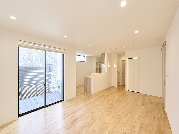 【４号地】リビングと続くウッドデッキは内庭のような使い方ができるようになっており、視界を遮るフェンスを設けております。キッチン横に続くパントリーで収納力と使い勝手も良好です。