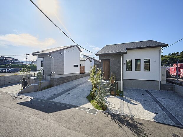 レガーレ西福間
\自然素材と癒しの照明で彩られた寛ぎの平屋/
毎日が快適な住環境「福間」駅まで歩16分。家事動線に配慮した間取り&収納豊富。海浜公園まで歩7分の自然あふれる立地。