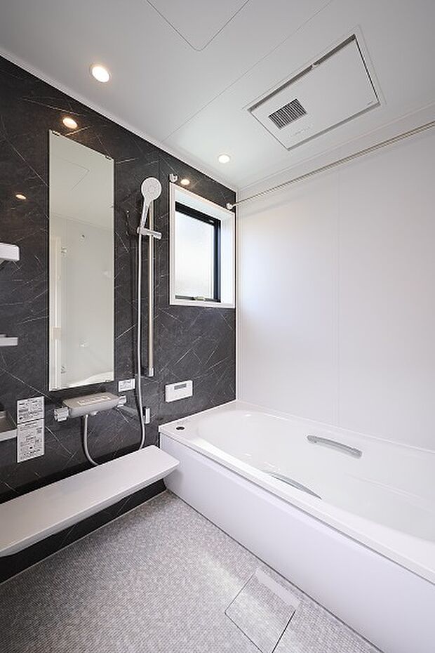 【TOTO「サザナHTシリーズ」】人間工学を応用したゆるリラ浴槽で身も心もリラックス!お掃除ラクラクほっカラリ床は、畳のようなやわらかさで、滑りにくく小さいお子様や年配の方も安心!