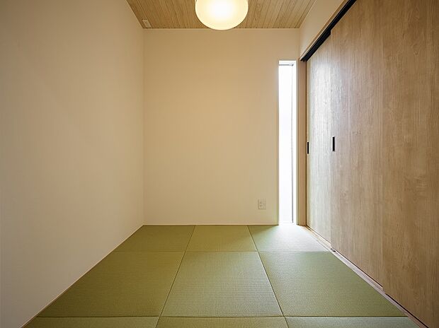 【【2号地】タタミコーナー】LDKに隣接する3.1帖の和室はお子様の遊び場やお昼寝、来客時など便利で役立つ空間です！大容量の収納もありますので、ファミリークローゼットとしてもお使いいただけます。