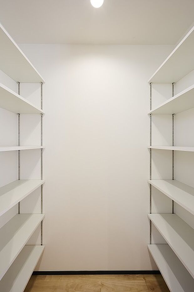 【【レガーレ大野城大池２号地】パントリー】キッチン横にはパントリーをご準備いたします。整理整頓はもちろん、まとめ買いをするご家庭にはより一層の活躍をするでしょう。棚は可動式なので物の大きさによって変更が可能です。