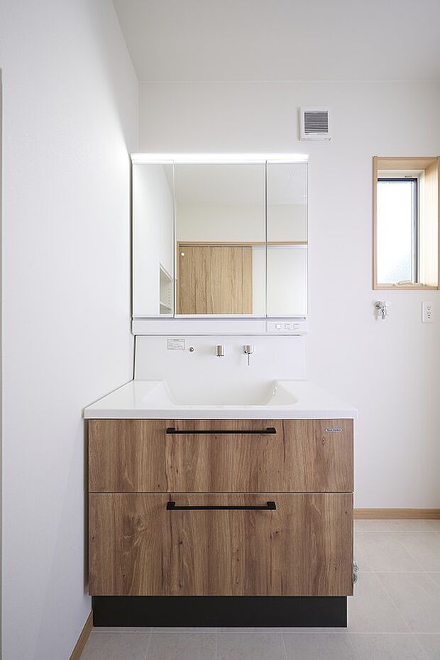 【【洗面化粧台】タカラスタンダード「ELICIO」】濡れたものと乾いたものを置き分けられる便利な段差が特徴。カウンター上部まで継ぎ目のない一体形成だから、拭き掃除に手間がかかりません。いつも清潔に保つ秘訣がここにあります。