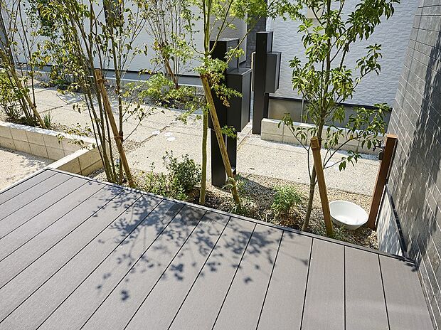 【【レガーレ大野城大池5号地】外と中を繋ぐウッドデッキ】リビングから出入りが出来るウッドデッキ。お洗濯を干したりお子様とくつろいだり、お天気が良い日は外でお食事をしたりと、お家にいながら外を感じられるよう設計しております。