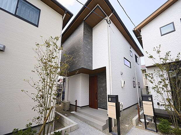 【レガーレ大野城大池２号地～未来の家族を描く家～】１Ｆにはリビングから続く広々としたウッドデッキを配置。ティータイムを楽しんだり憩いのスペースとしてご活用できます。２Ｆにはお子様の成長に合わせて変化させることができるお部屋をご用意。