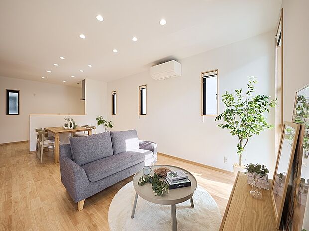 【【1号地】TG樺桜】LDKにはインテリアになじみやすく、お部屋を明るい表情にする無垢床材「樺桜」。無垢材は木本来の作用が失われず、木が呼吸し調湿するため、夏のべたつきや、冬のヒヤッとを軽減してくれます。